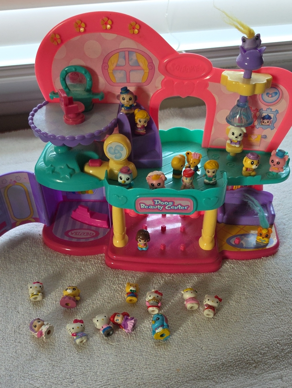 Doos Beauty Center Playset for Kids - Salon With 25 Squinkies